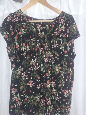 Floral V-Neck Black Short Sleeve Blouse